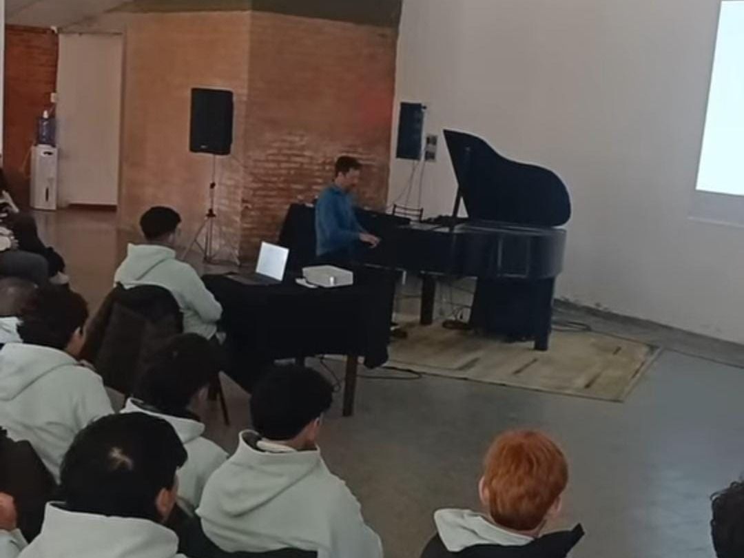 Eduardo Pelletti trajo música clásica en vivo y presentaciones didácticas a la comunidad. Foto: Gentileza