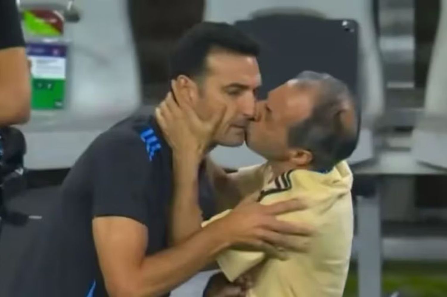 El beso del utilero a Scaloni