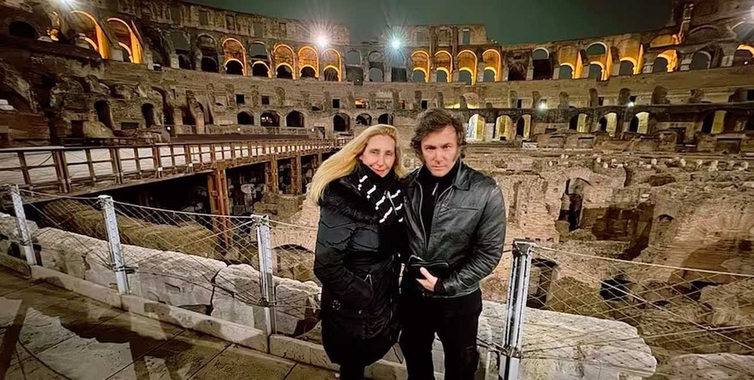 Milei y su hermana Karina en el mítico Coliseo Romano, en la capital italiana.