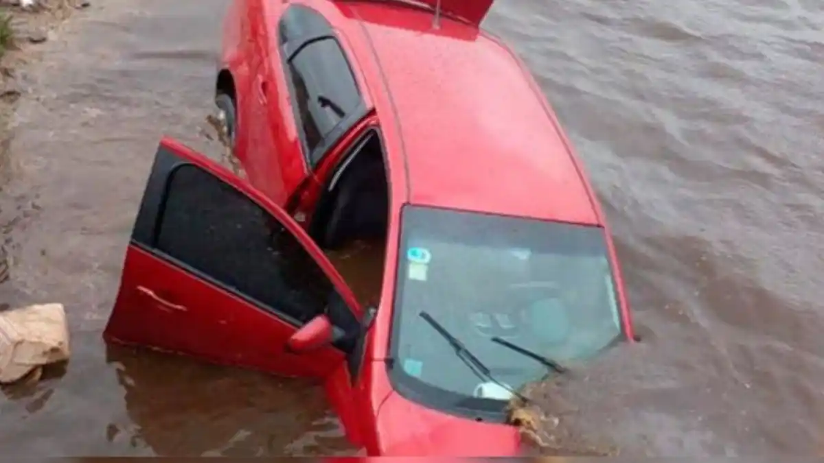 No conocían el camino, le erraron al puente y terminaron con el auto en el río
