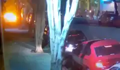 Un grupo encapuchado atacó con bombas molotov el edificio del matutino Clarín