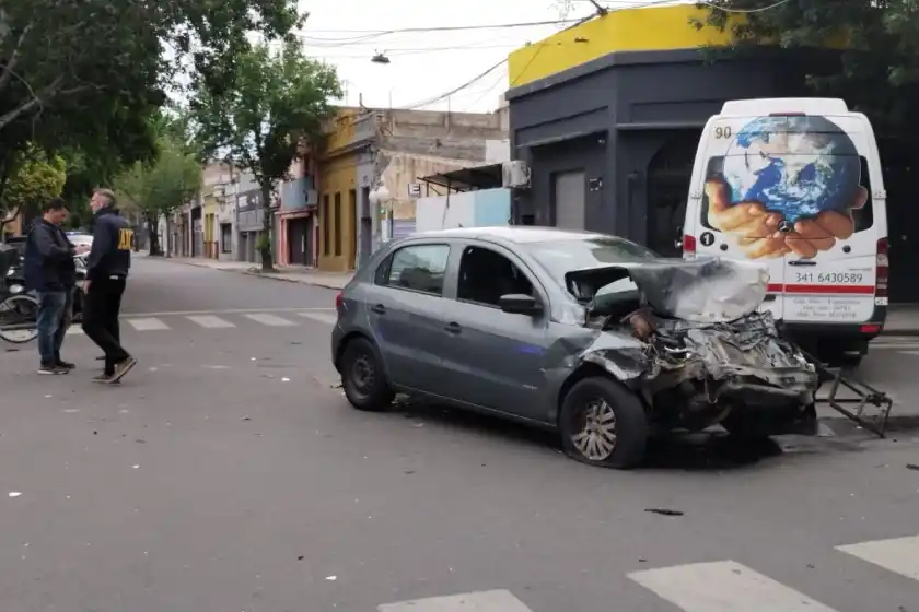Choque múltiple: tres vehículos colisionaron en el macrocentro de Rosario