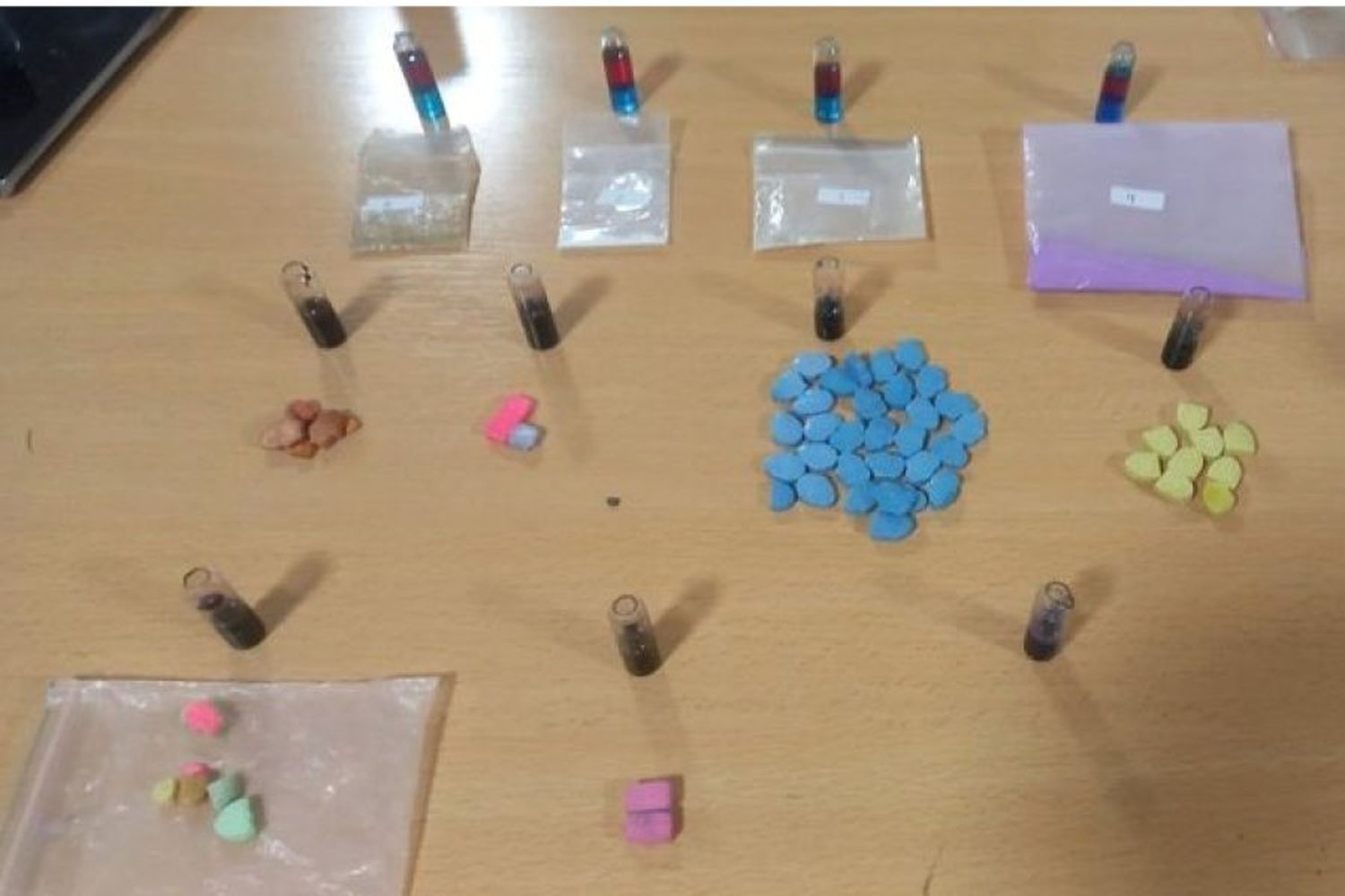 Llevaban 6 gramos de tusi (cocaína rosa), 6 gramos de marihuana, 2 gramos de ketamina y 47 pastillas de éxtasis. Asimismo, encontraron dos recipientes, que contenían una sustancia blancuzca con 15 gramos y 30 pastillas