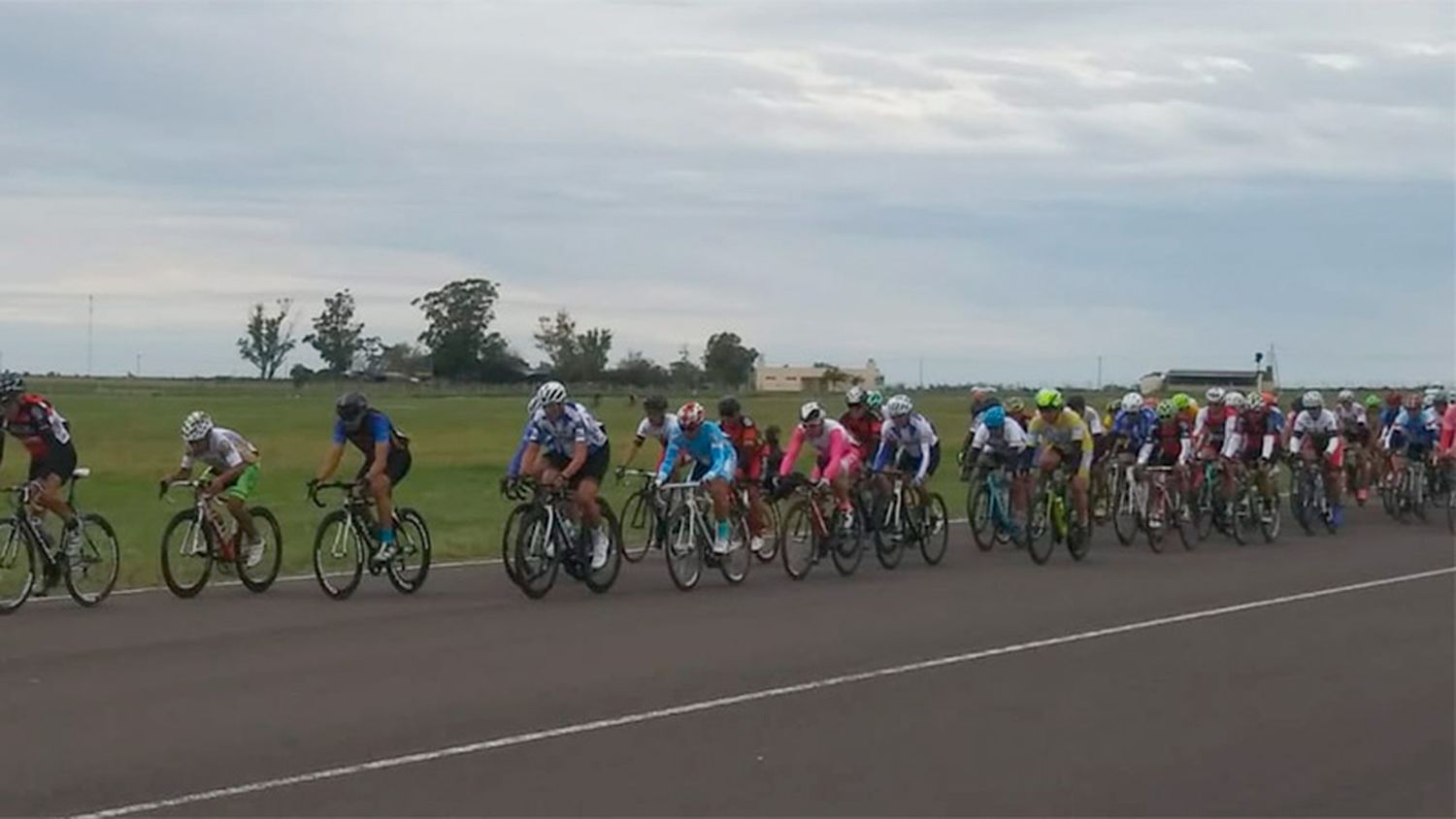 Permanece con pronóstico reservado el ciclista accidentado en una carrera