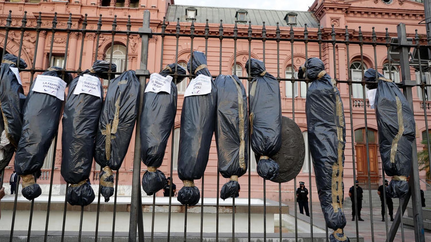 El presidente de la UCR Entre Ríos repudió la manifestación con bolsas mortuorias