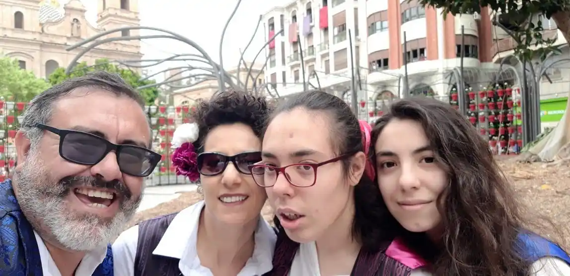 Jorge Muñoz con su familia aguardan el verano español en Murcia.