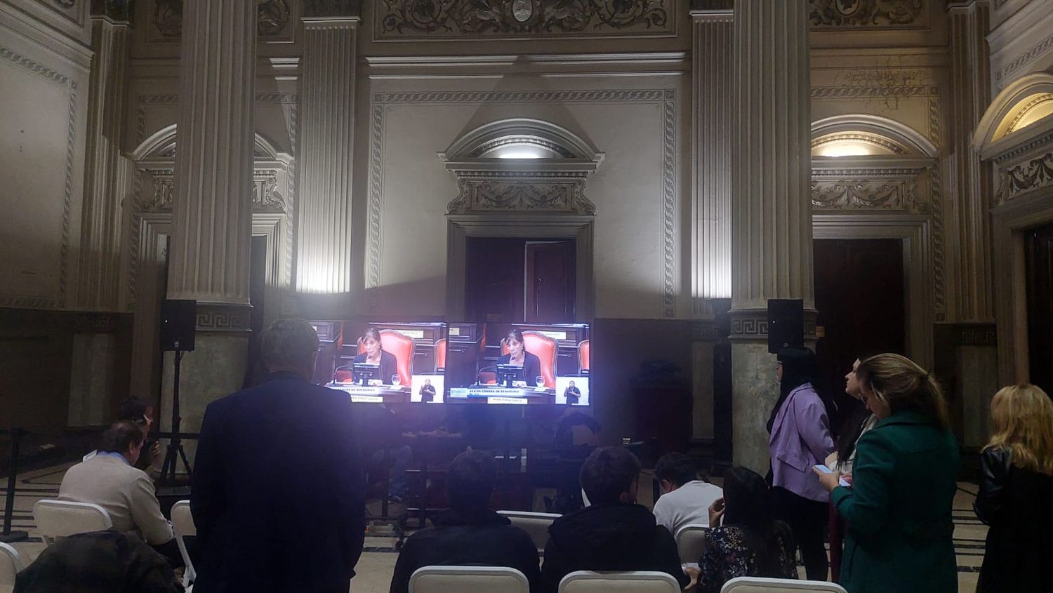 La prensa siguiendo el debate del martes 3 de junio desde el Salón Antonio Caffiero.