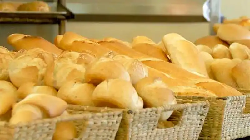 La bolsa de harina subió 120% y recomiendan subir 30% el pan