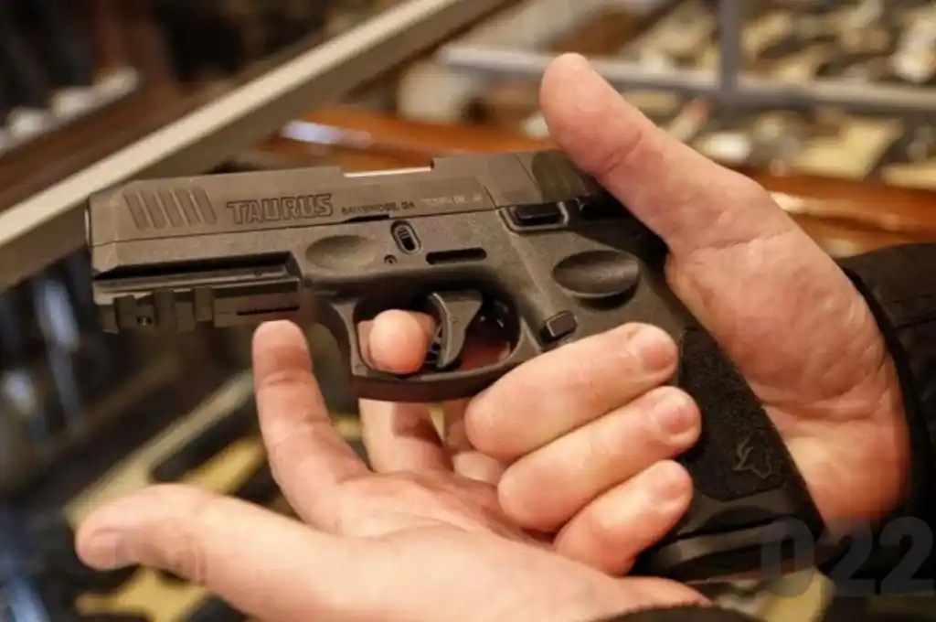 La iniciativa presentada en el Concejo plantea elevar la edad mínima para la compra de armas, que actualmente se sitúa en los 18 años, hasta los 21. Foto: Imagen ilustrativa