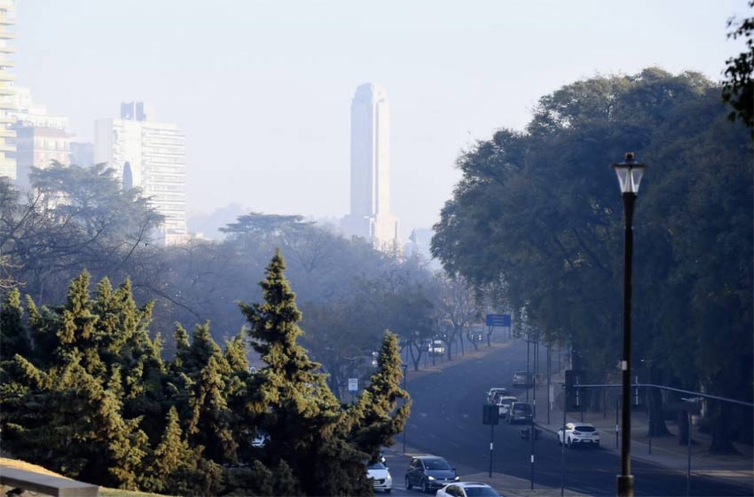 Evalúan suspender las clases de educación física por el intenso humo en Rosario