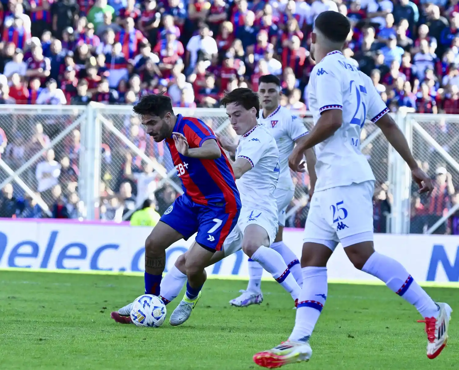 Cerutti busca avanzar con pelota dominada.