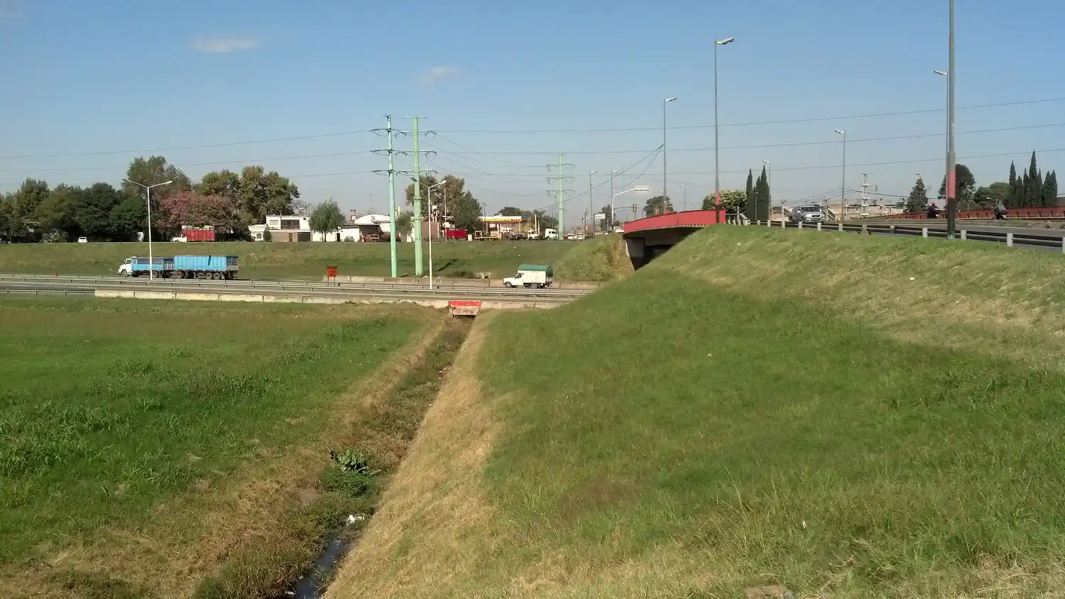 Motochorros que iban armados le robaron a un joven en la ruta 18.
