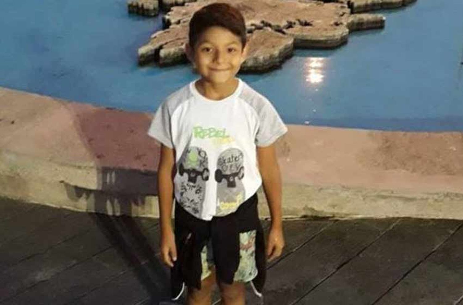 Benjamín, con ayuda de sus padres, ya logra caminar: «Está saliendo adelante»