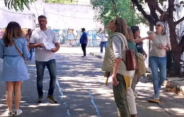 Juan Patricio Wallace, quien vivió varios años en Buenos Aires y es un apasionado de la investigación histórica y cultural, es el encargado de diseñar el itinerario y oficiar de guía.