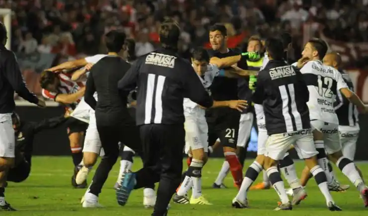 Hay 12 jugadores informados tras el escándalo en el clásico platense