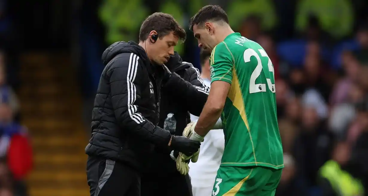 Dibu Martínez fue reemplazado en el partido ante Chelsea. Crédito: Reuters