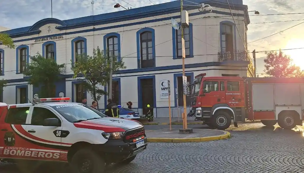 Bomberos sofocaron el incendio que se provocó en la madrugada de este domingo