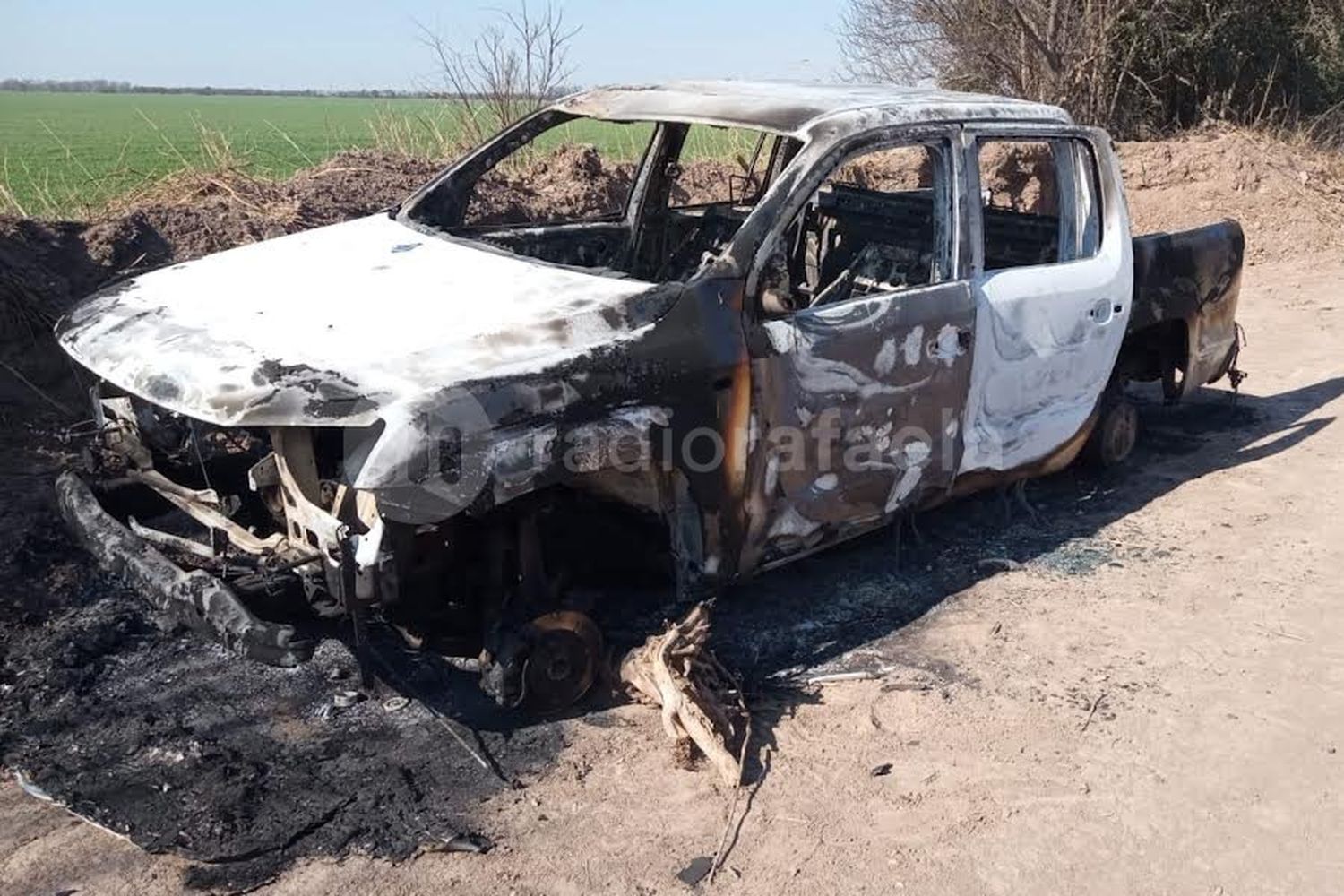 En llamas y abandonada en zona rural, encontraron una camioneta que estaba siendo buscada