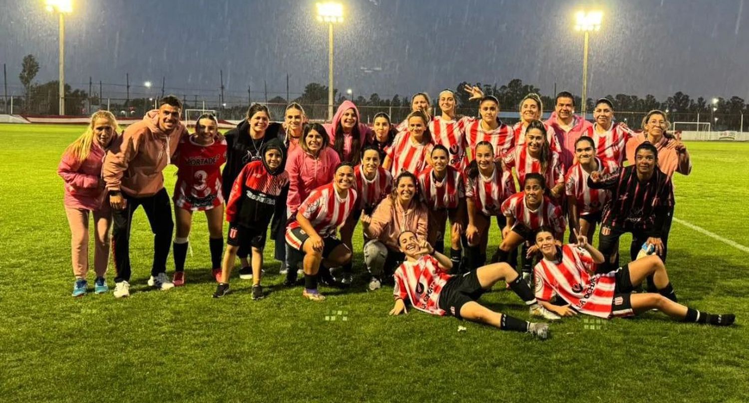 Las jugadoras de Sportivo San Cayetano tras triunfar en el clásico