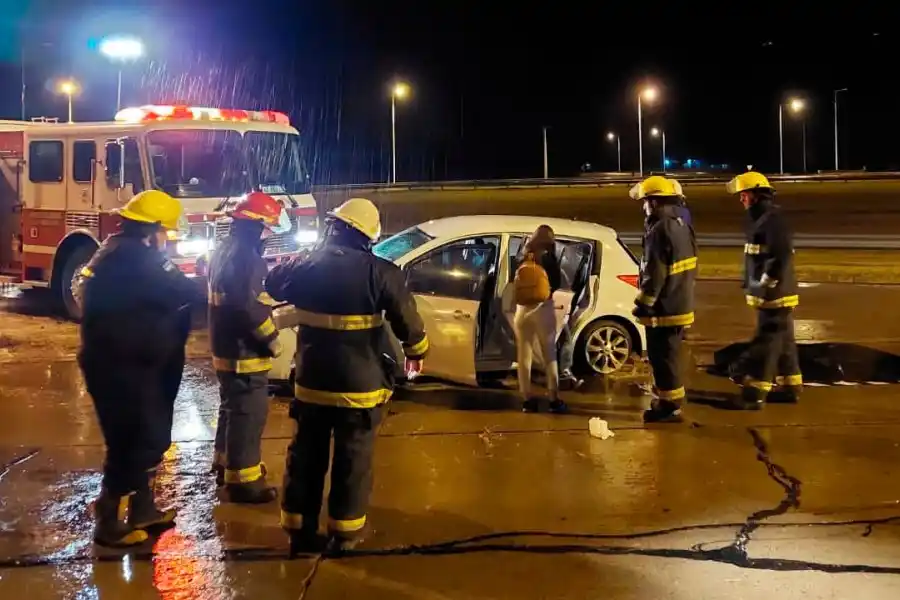 Se le fue el auto en la rotonda de la RN 19 y se estampó contra el guardarrail