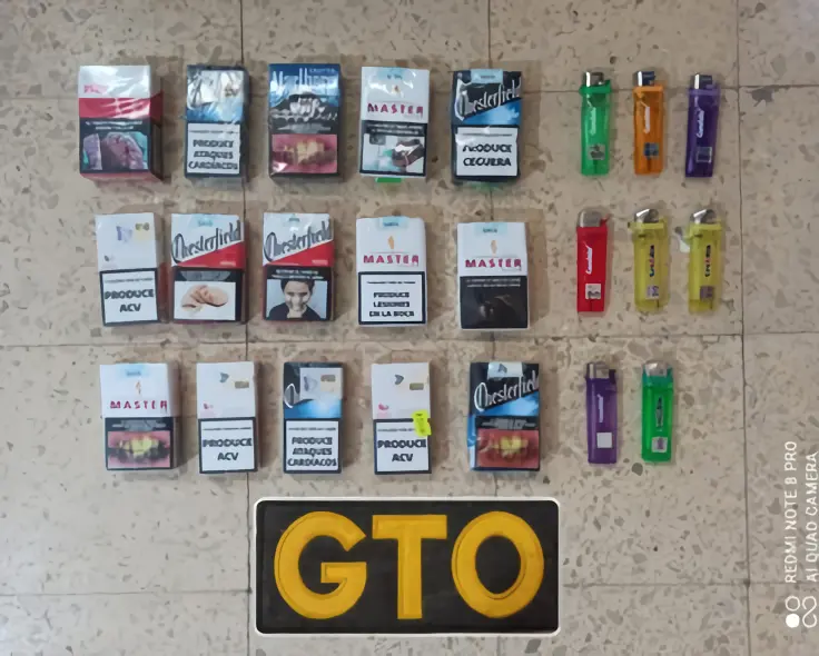 Los cigarrillos y los encendedores fueron secuestrados por la policía.