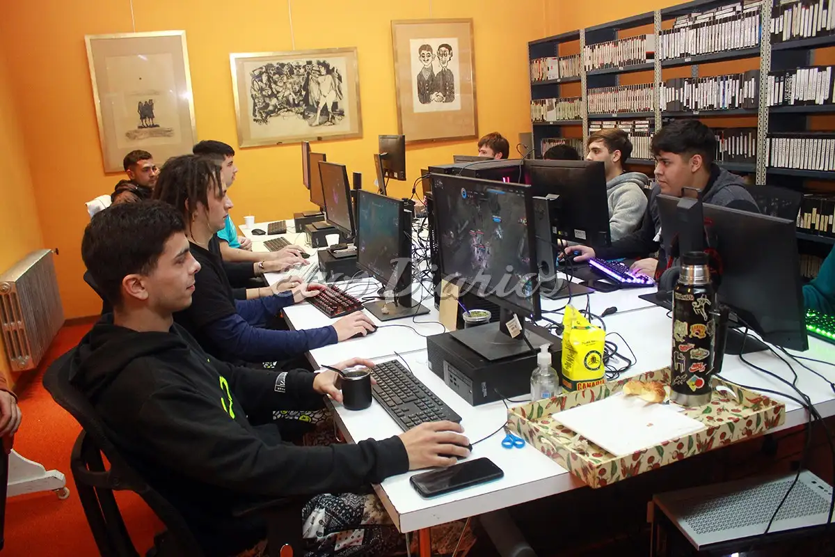 Diversión. Adolescentes jugaban en red en la sala informática del CCNBPAF