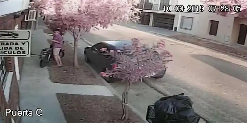 Video: Intentó robar una moto, pero no la destrabó y la abandonó