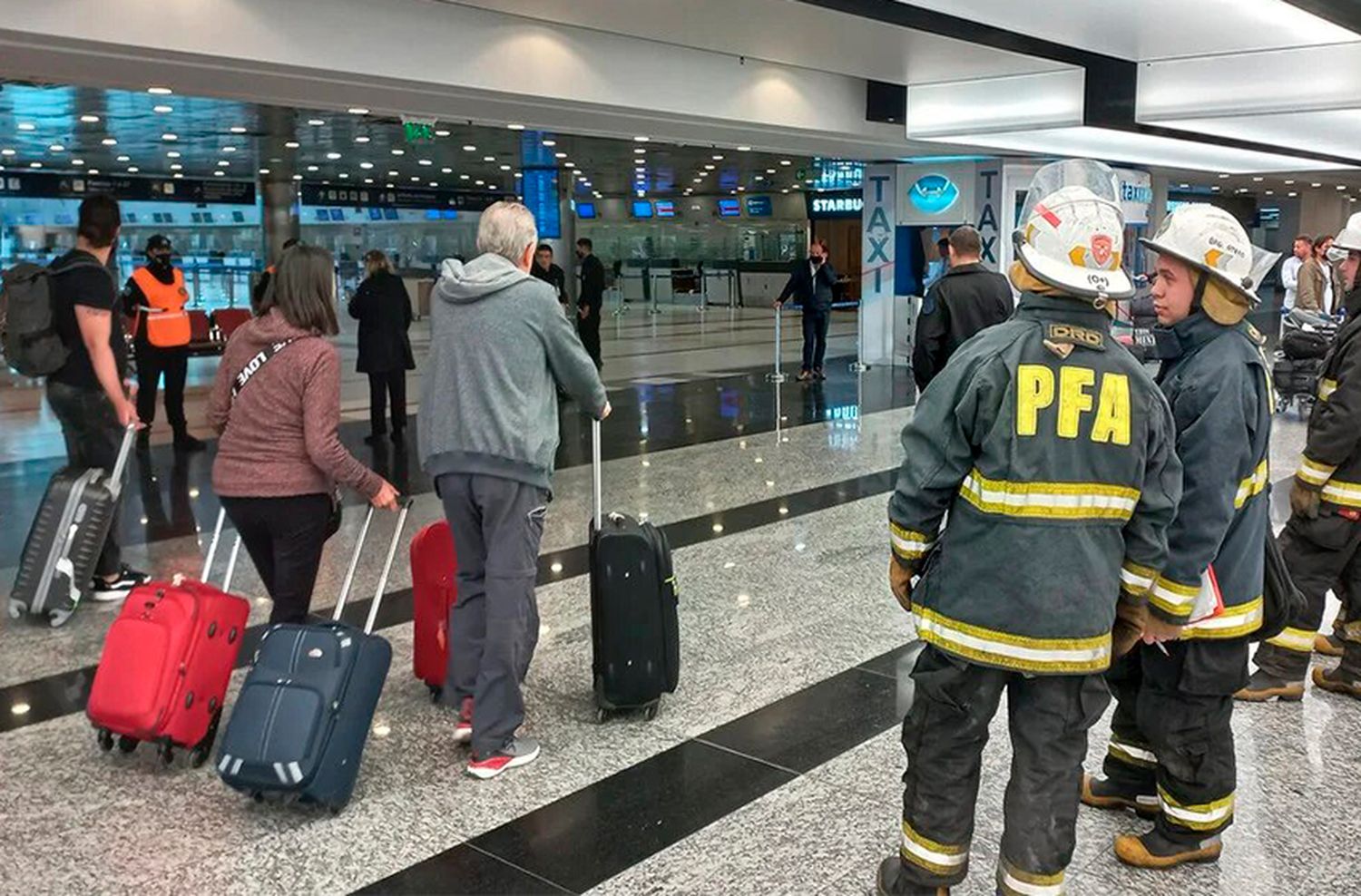 Hizo una falsa amenaza de bomba al aeropuerto de Ezeiza para que su novio no perdiera el vuelo