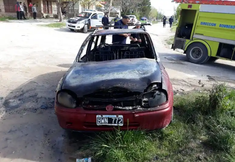 Buscan al hombre que prendió fuego un vehículo en Quequén