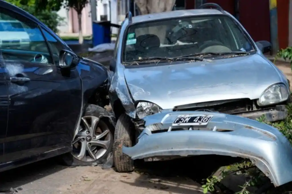 Rosario: robó un auto, lo chocó a las 2 cuadras y huyó a pie con la rueda de auxilio