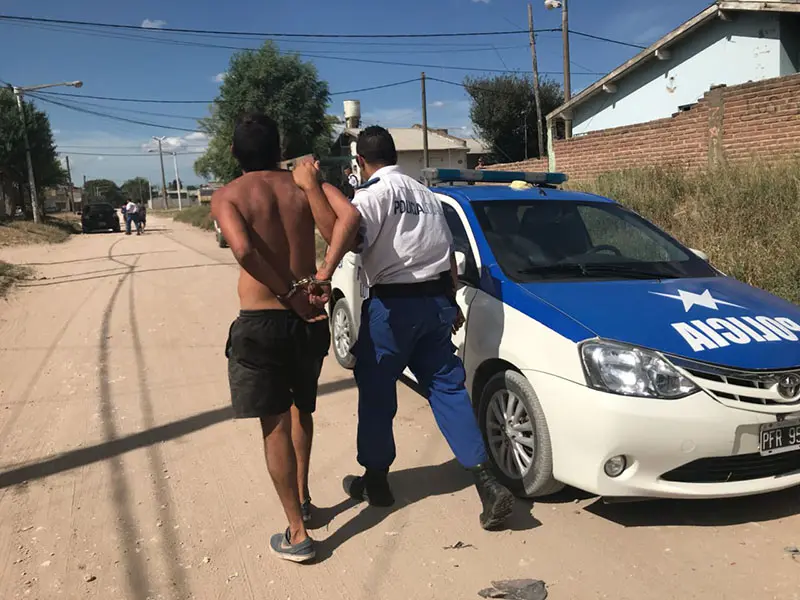 Eludió un control, fue perseguido y atrapado en el patio de una casa