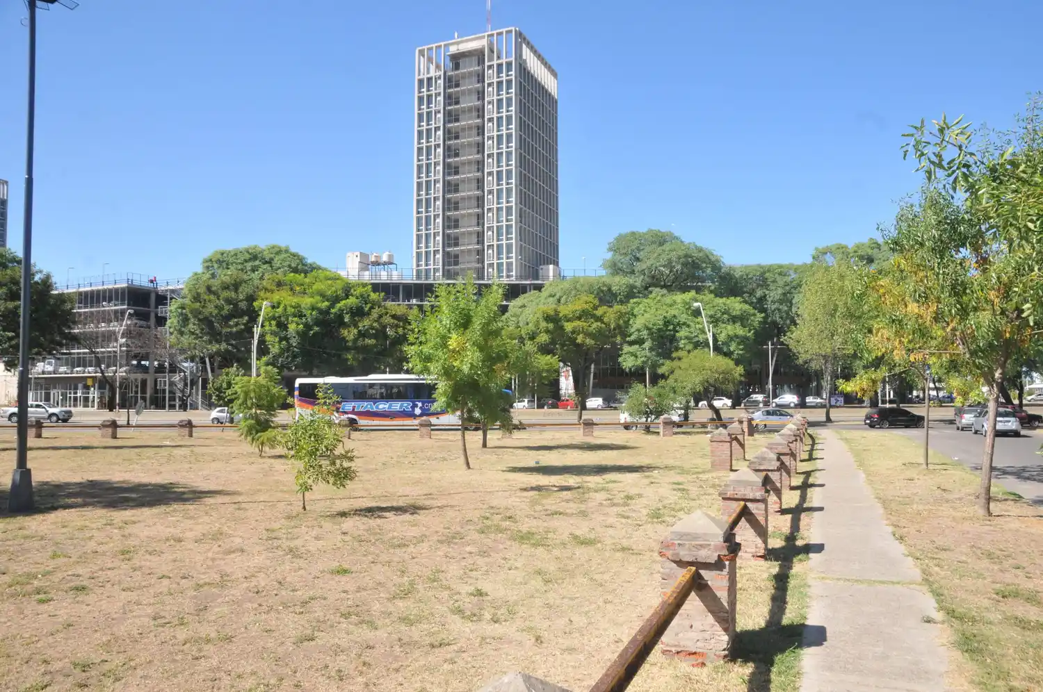 Cam y Mundo se quedaron con los dos terrenos de Alem