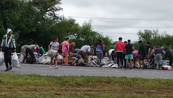 Volcó un camión de papas en ruta 9 y saquearon la carga