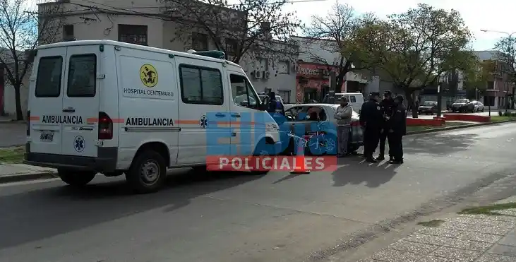 Una motociclista fue hospitalizada tras chocar con un auto