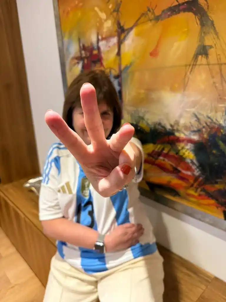 Bullrich con su remera del Cuti Romero.