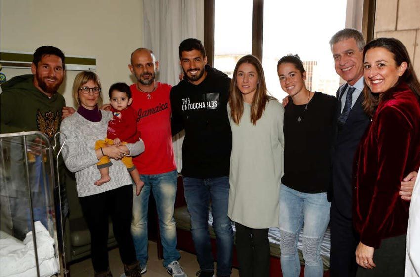 Los jugadores de Barcelona visitaron hospitales en vísperas de Reyes
