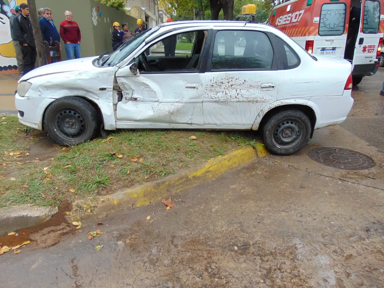 Un taxi termino sobre la vereda en Garibaldi y Falucho. Foto: Bomberos Voluntarios de Venado Tuerto
