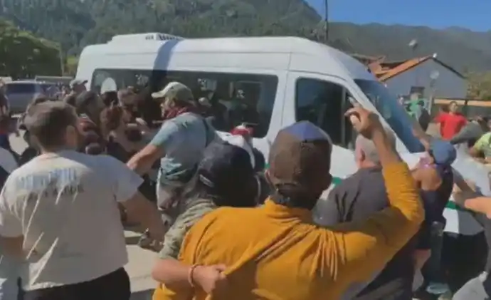 Manifestantes atacaron la camioneta que transportaba al Presidente en Chubut