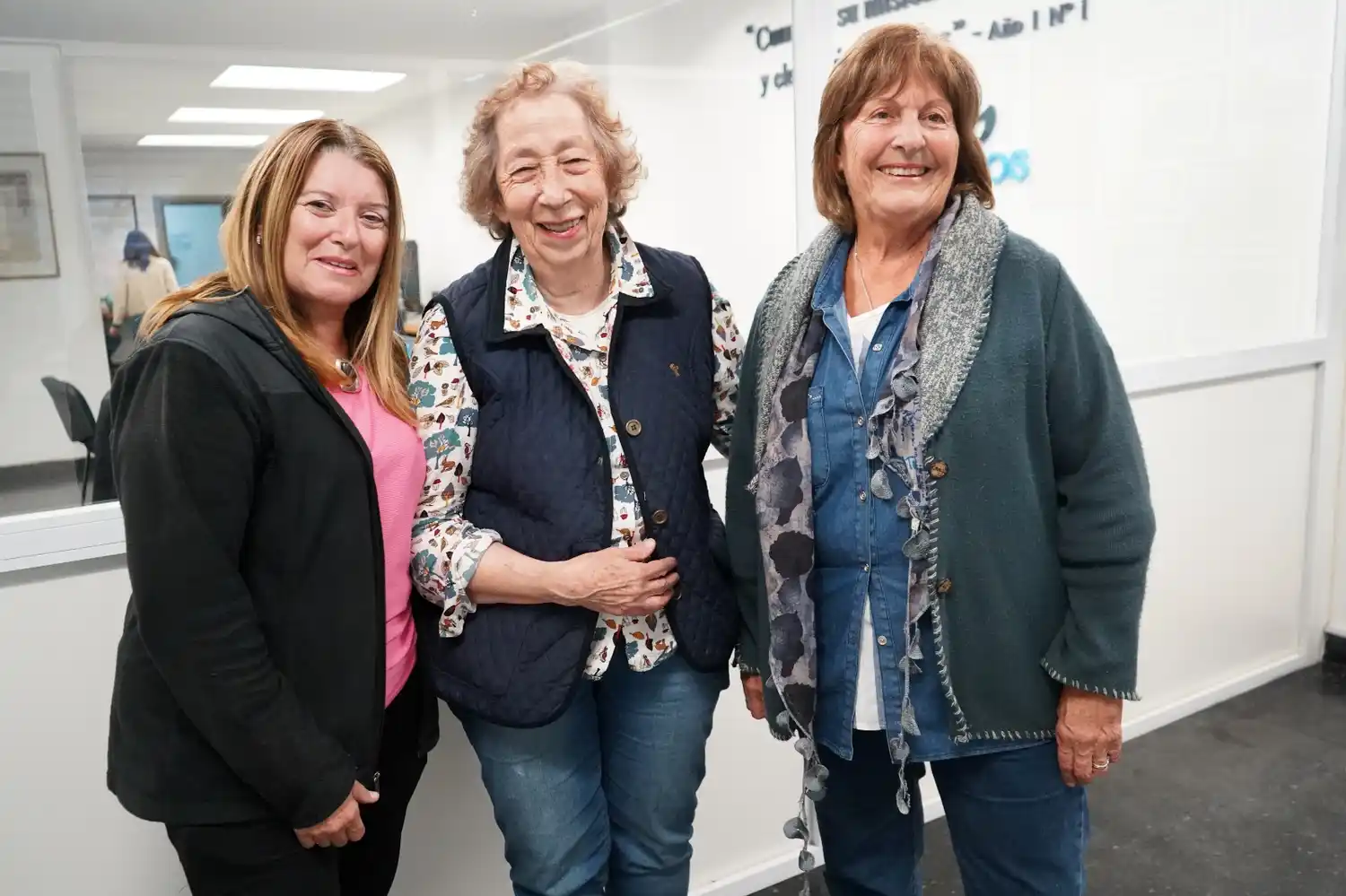 La ingeniera Rosita Sarries, flanqueada por 
María Nelly Arrate, y Ester de Irazoqui del Garden