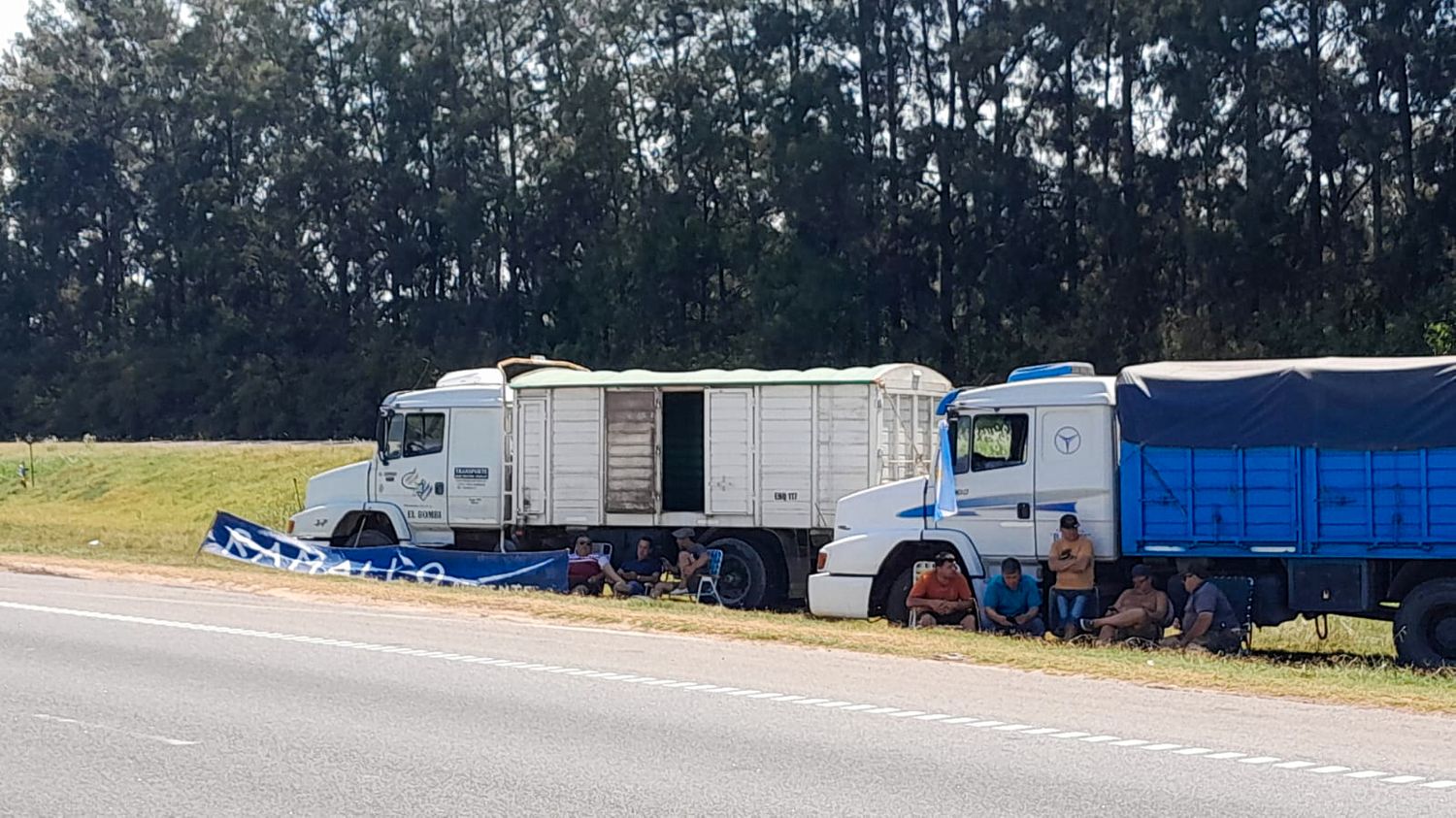 Protesta y piquete de los transportistas de carga: Corte en Autopista Rosario - Buenos Aires, altura San Pedro