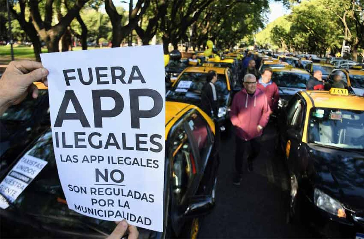 Taxis y Uber en Rosario: «Los choferes que no puedan cumplir las órdenes de servicio público, que se dediquen a otra cosa»