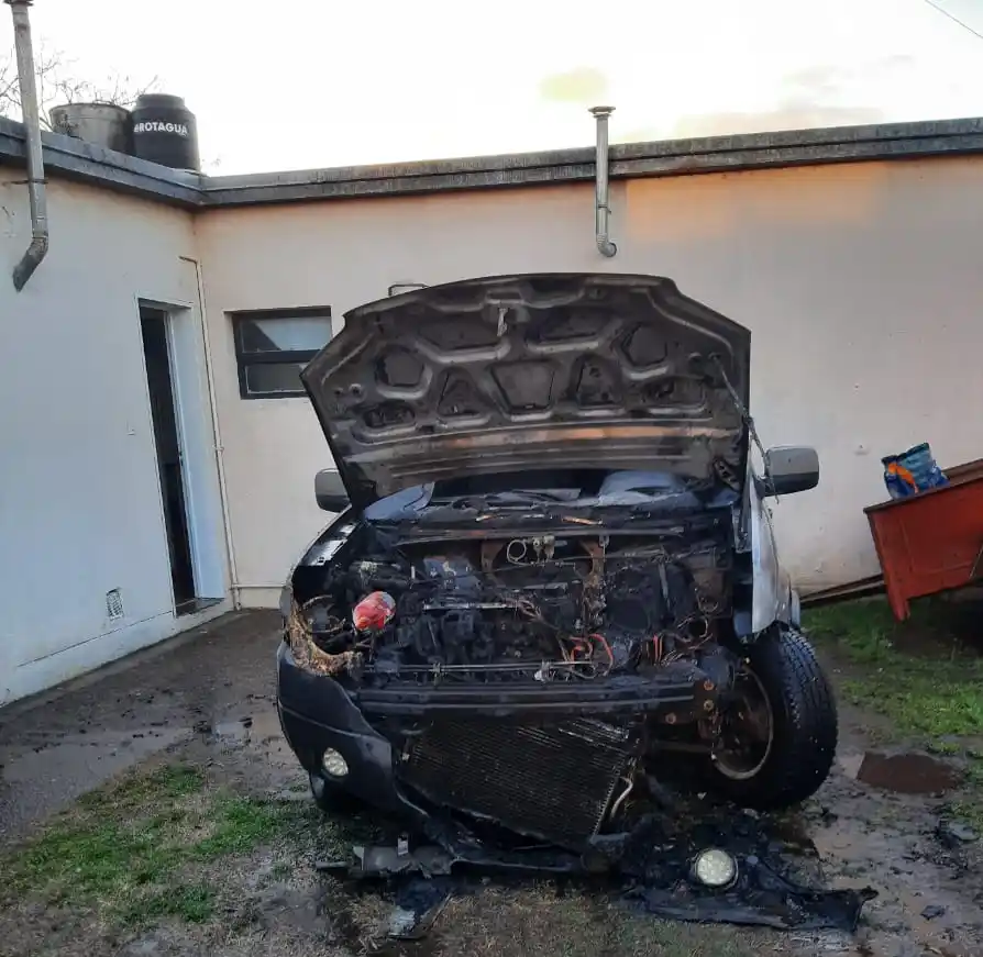 Ardió una Eco Sport en la entrada de una vivienda