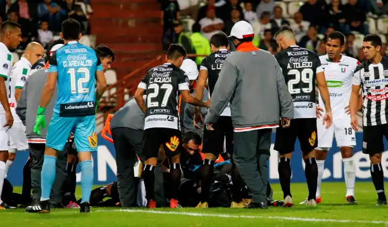 Copa Sudamericana: un futbolista paraguayo fue resucitado en pleno partido