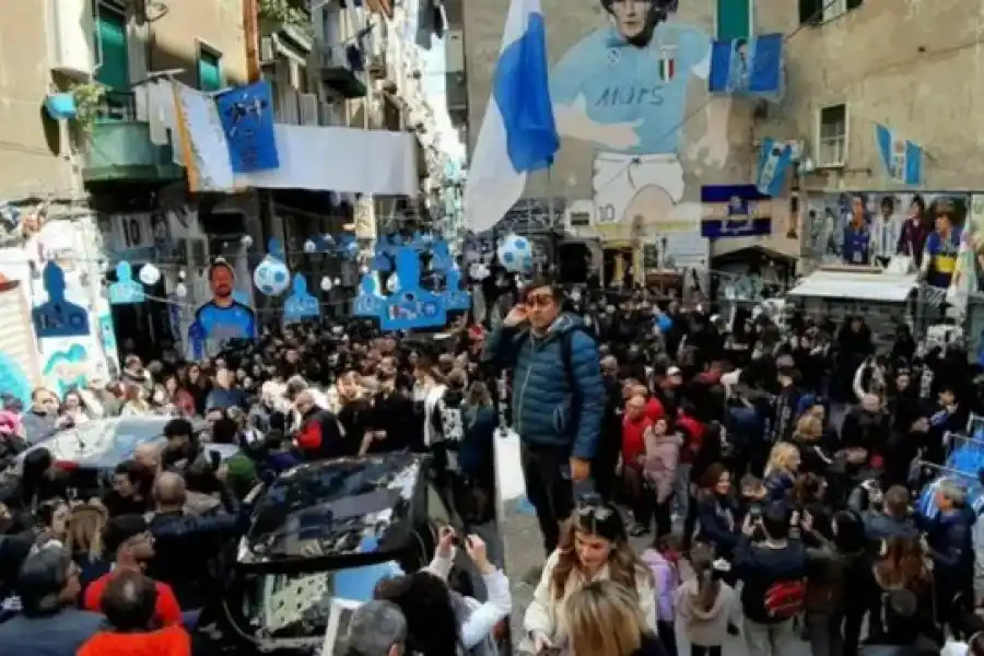 Ola de turistas invade Nápoles para visitar el famoso mural de Diego Armando Maradona