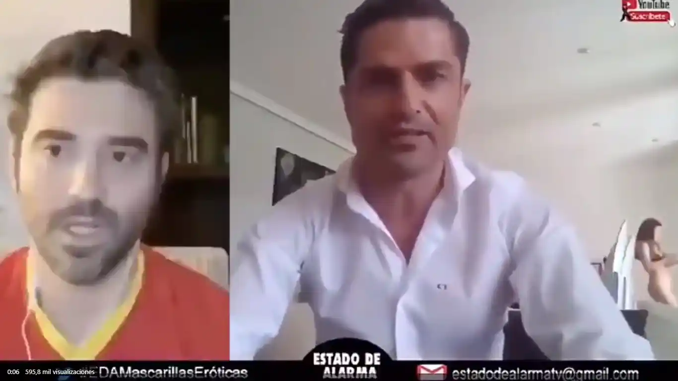 Salía en vivo para un programa y atrás apareció una mujer desnuda que no era su pareja