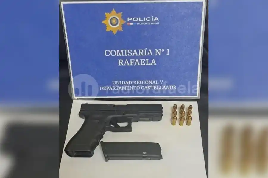Tiró una bolsa con un cargador de pistola y una llave: la policía secuestró todo