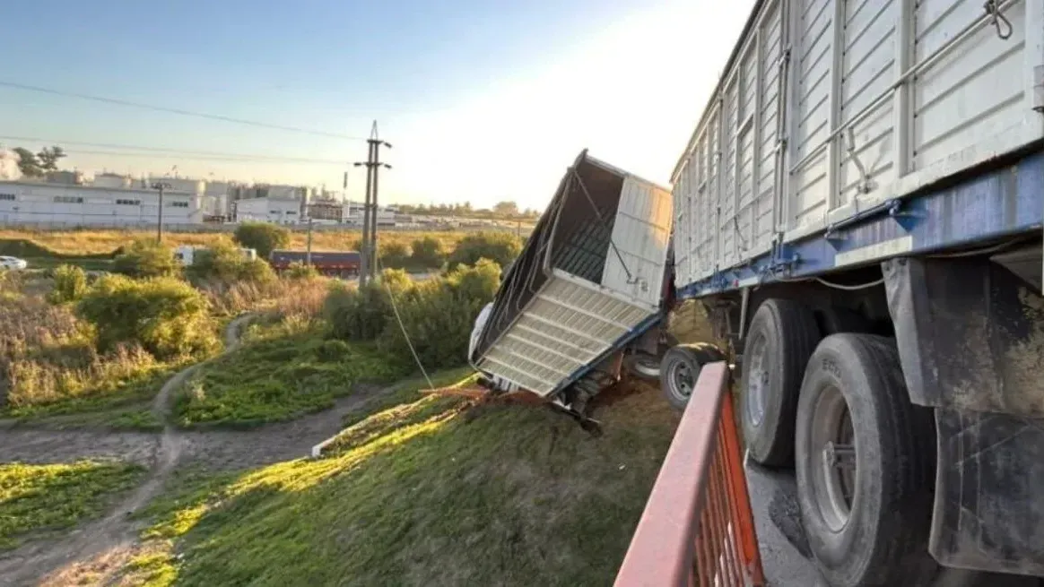 El camión terminó suspendido sobre uno de los puentes que atraviesan la autopista, en una imagen que alteró por completo la circulación vehicular.