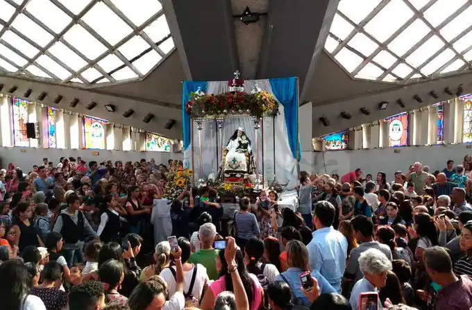 FELIGRESES DESBORDAN LAS CALLES de Lara para venerar a la Divina Pastora (+Videos)