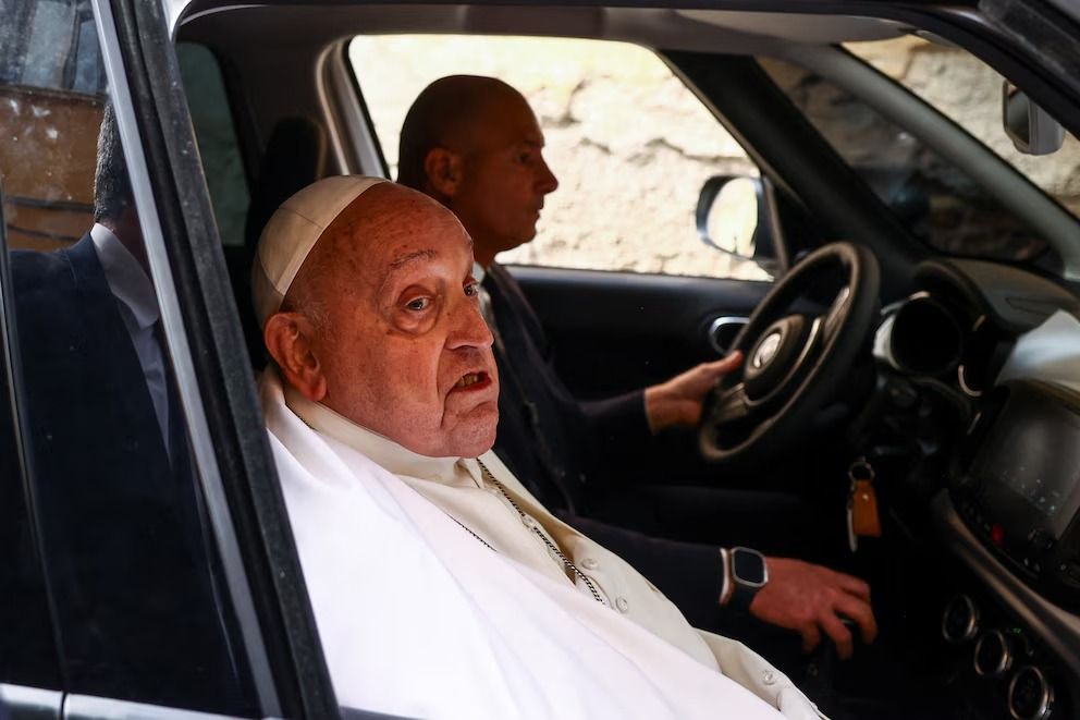 El papa Francisco visitó una cárcel romana y habló de sus problemas de salud: “Vivo la Pascua como puedo”