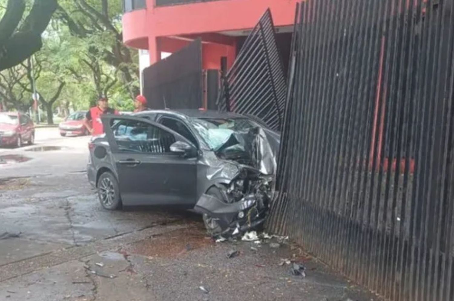 Un hombre perdió el control mientras manejaba y se incrustó en el estadio de Newell's